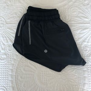 Lululemon shorty Hot short II 2.5” size 6